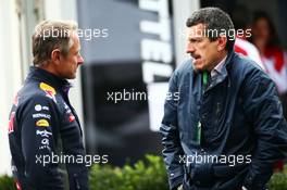 (L to R): Jonathan Wheatley (GBR) Red Bull Racing Team Manager with Guenther Steiner (ITA) Haas F1 Team Prinicipal. 15.03.2015. Formula 1 World Championship, Rd 1, Australian Grand Prix, Albert Park, Melbourne, Australia, Race Day.