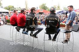 Romain Grosjean (FRA), Lotus F1 Team and Pastor Maldonado (VEN), Lotus F1 Team with Will Buxton (GBR) 15.03.2015. Formula 1 World Championship, Rd 1, Australian Grand Prix, Albert Park, Melbourne, Australia, Race Day.