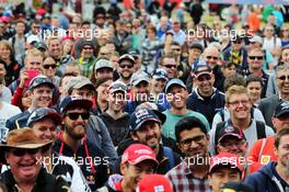 Fans at the Autograph Stage. 15.03.2015. Formula 1 World Championship, Rd 1, Australian Grand Prix, Albert Park, Melbourne, Australia, Race Day.