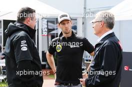Romain Grosjean (FRA) Lotus F1 Team (Centre) with Eric Boullier (FRA) McLaren Racing Director (Left). 12.03.2015. Formula 1 World Championship, Rd 1, Australian Grand Prix, Albert Park, Melbourne, Australia, Preparation Day.