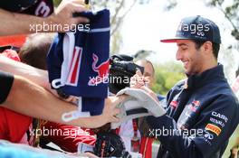 Daniel Ricciardo (AUS) Red Bull Racing signs autographs for the fans. 12.03.2015. Formula 1 World Championship, Rd 1, Australian Grand Prix, Albert Park, Melbourne, Australia, Preparation Day.