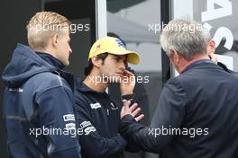 (L to R): Marcus Ericsson (SWE) Sauber F1 Team with team mate Felipe Nasr (BRA) Sauber F1 Team; Eje Elgh (SWE) Driver Manager; and Beat Zehnder (SUI) Sauber F1 Team Manager. 12.03.2015. Formula 1 World Championship, Rd 1, Australian Grand Prix, Albert Park, Melbourne, Australia, Preparation Day.