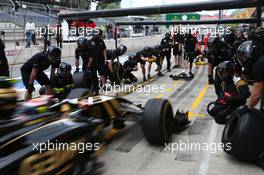 Pastor Maldonado (VEN) Lotus F1 E23 practices a pit stop. 19.06.2015. Formula 1 World Championship, Rd 8, Austrian Grand Prix, Spielberg, Austria, Practice Day.