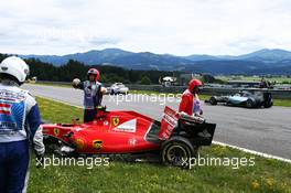 Nico Rosberg (GER) Mercedes AMG F1 W06 passes the damaged Ferrari SF15-T of Kimi Raikkonen (FIN) Ferrari. 21.06.2015. Formula 1 World Championship, Rd 8, Austrian Grand Prix, Spielberg, Austria, Race Day.