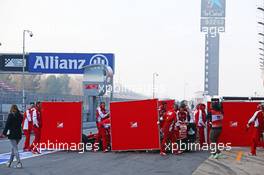 Kimi Raikkonen (FIN) Ferrari SF15-T shielded by mechanics and screens in the pits. 20.02.2015. Formula One Testing, Day Two, Barcelona, Spain.