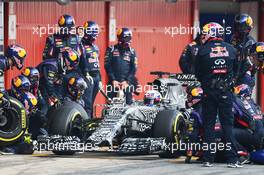 Daniel Ricciardo (AUS) Red Bull Racing RB11 practices a pit stop. 20.02.2015. Formula One Testing, Day Two, Barcelona, Spain.