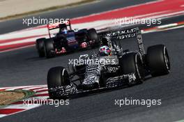 Daniel Ricciardo (AUS) Red Bull Racing RB11 leads Carlos Sainz Jr (ESP) Scuderia Toro Rosso STR10. 20.02.2015. Formula One Testing, Day Two, Barcelona, Spain.