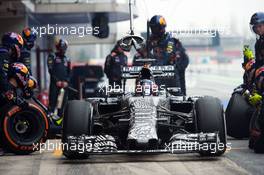 Daniil Kvyat (RUS) Red Bull Racing RB11 practices a pit stop. 21.02.2015. Formula One Testing, Day Three, Barcelona, Spain.