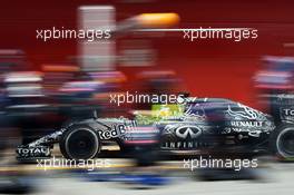 Daniil Kvyat (RUS) Red Bull Racing RB11 practices a pit stop. 21.02.2015. Formula One Testing, Day Three, Barcelona, Spain.