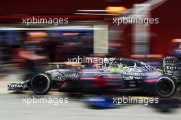 Daniil Kvyat (RUS) Red Bull Racing RB11 practices a pit stop. 21.02.2015. Formula One Testing, Day Three, Barcelona, Spain.