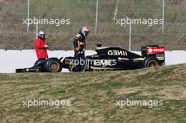 Pastor Maldonado (VEN) Lotus F1 E23 stops on the circuit. 19.02.2015. Formula One Testing, Day One, Barcelona, Spain.