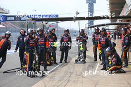 Scuderia Toro Rosso practice a pit stop. 27.02.2015. Formula One Testing, Day Two, Barcelona, Spain.