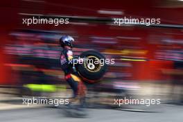 Scuderia Toro Rosso mechanics 27.02.2015. Formula One Testing, Day Two, Barcelona, Spain.