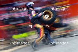 Scuderia Toro Rosso mechanics 27.02.2015. Formula One Testing, Day Two, Barcelona, Spain.