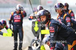 Scuderia Toro Rosso practice a pit stop. 27.02.2015. Formula One Testing, Day Two, Barcelona, Spain.