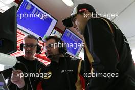 Julien Simon-Chautemps (FRA), Romain Grosjean race engineer, Lotus F1 Team and Pastor Maldonado (VEN), Lotus F1 Team  28.02.2015. Formula One Testing, Day Three, Barcelona, Spain.