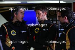 (L to R): Nick Chester (GBR) Lotus F1 Team Technical Director with Romain Grosjean (FRA) Lotus F1 Team and Julien Simon-Chautemps (FRA) Lotus F1 Team Race Engineer. 28.02.2015. Formula One Testing, Day Three, Barcelona, Spain.