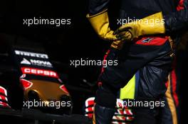 Scuderia Toro Rosso mechanic. 28.02.2015. Formula One Testing, Day Three, Barcelona, Spain.