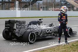 Daniel Ricciardo (AUS) Red Bull Racing RB11 stops on the circuit. 01.03.2015. Formula One Testing, Day Four, Barcelona, Spain.