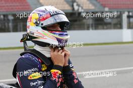Daniel Ricciardo (AUS) Red Bull Racing RB11 stops on the circuit. 01.03.2015. Formula One Testing, Day Four, Barcelona, Spain.