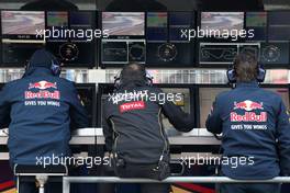 Scuderia Toro Rosso engineers and Renault engineer 01.03.2015. Formula One Testing, Day Four, Barcelona, Spain.