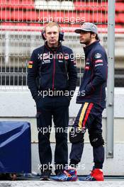 Carlos Sainz Jr (ESP) Scuderia Toro Rosso (Right). 26.02.2015. Formula One Testing, Day One, Barcelona, Spain.