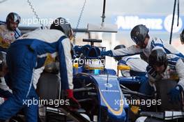 Marcus Ericsson (SWE) Sauber C34 practices a pit stop. 26.02.2015. Formula One Testing, Day One, Barcelona, Spain.