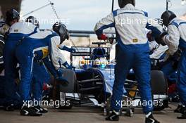 Marcus Ericsson (SWE) Sauber C34 practices a pit stop. 26.02.2015. Formula One Testing, Day One, Barcelona, Spain.