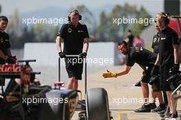 Pastor Maldonado (VEN) Lotus F1 E23 enters his pit box. 12.05.2015. Formula 1 Testing, Day One, Barcelona, Spain, Tuesday.
