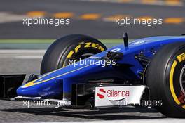Marcus Ericsson (SWE) Sauber C34 running a camera pointed at the front wing. 12.05.2015. Formula 1 Testing, Day One, Barcelona, Spain, Tuesday.