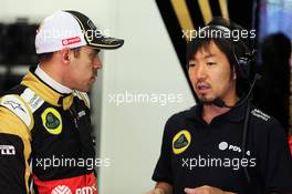 Pastor Maldonado (VEN) Lotus F1 Team with Ayao Komatsu (JPN) Lotus F1 Team Race Engineer. 12.05.2015. Formula 1 Testing, Day One, Barcelona, Spain, Tuesday.