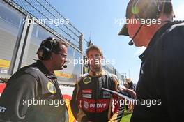 Romain Grosjean (FRA) Lotus F1 Team on the grid with Julien Simon-Chautemps (FRA) Lotus F1 Team Race Engineer (Left) and Alan Permane (GBR) Lotus F1 Team Trackside Operations Director (Right). 23.08.2015. Formula 1 World Championship, Rd 13, Belgian Grand Prix, Spa Francorchamps, Belgium, Race Day.