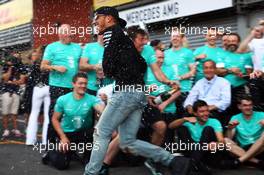 Race winner Lewis Hamilton (GBR) Mercedes AMG F1 celebrates with the team. 23.08.2015. Formula 1 World Championship, Rd 13, Belgian Grand Prix, Spa Francorchamps, Belgium, Race Day.