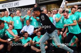 Race winner Lewis Hamilton (GBR) Mercedes AMG F1 celebrates with the team. 23.08.2015. Formula 1 World Championship, Rd 13, Belgian Grand Prix, Spa Francorchamps, Belgium, Race Day.