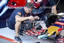 Scuderia Toro Rosso mechanic with the Scuderia Toro Rosso STR10 front wing. 22.08.2015. Formula 1 World Championship, Rd 11, Belgian Grand Prix, Spa Francorchamps, Belgium, Qualifying Day.