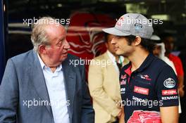 (L to R): Former Spanish King Juan Carlos with Carlos Sainz Jr (ESP) Scuderia Toro Rosso. 17.04.2015. Formula 1 World Championship, Rd 4, Bahrain Grand Prix, Sakhir, Bahrain, Practice Day