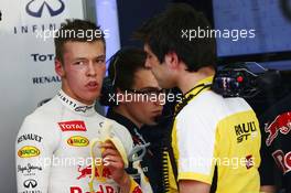 Daniil Kvyat (RUS) Red Bull Racing eats a banana. 17.04.2015. Formula 1 World Championship, Rd 4, Bahrain Grand Prix, Sakhir, Bahrain, Practice Day