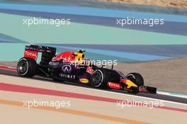 Daniil Kvyat (RUS) Red Bull Racing RB11. 17.04.2015. Formula 1 World Championship, Rd 4, Bahrain Grand Prix, Sakhir, Bahrain, Practice Day