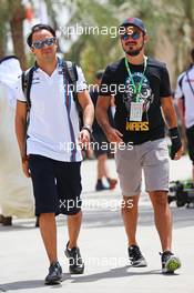 Felipe Massa (BRA) Williams with his brother Dudu Massa (BRA). 17.04.2015. Formula 1 World Championship, Rd 4, Bahrain Grand Prix, Sakhir, Bahrain, Practice Day