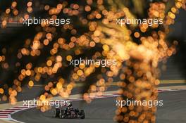 Carlos Sainz Jr (ESP) Scuderia Toro Rosso STR10. 17.04.2015. Formula 1 World Championship, Rd 4, Bahrain Grand Prix, Sakhir, Bahrain, Practice Day