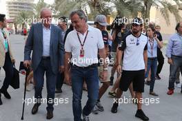 (L to R): The former Spanish King Juan Carlos with Carlos Sainz (ESP) and Fernando Alonso (ESP) McLaren. 17.04.2015. Formula 1 World Championship, Rd 4, Bahrain Grand Prix, Sakhir, Bahrain, Practice Day