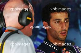 Daniel Ricciardo (AUS) Red Bull Racing. 17.04.2015. Formula 1 World Championship, Rd 4, Bahrain Grand Prix, Sakhir, Bahrain, Practice Day