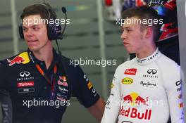 Daniil Kvyat (RUS) Red Bull Racing with Pyry Salmela (FIN) Personal Trainer. 17.04.2015. Formula 1 World Championship, Rd 4, Bahrain Grand Prix, Sakhir, Bahrain, Practice Day