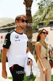 Jenson Button (GBR) McLaren with his wife Jessica Button (JPN). 17.04.2015. Formula 1 World Championship, Rd 4, Bahrain Grand Prix, Sakhir, Bahrain, Practice Day