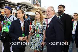 Princess Beatrice (GBR) (Centre) with Former Spanish King Juan Carlos (Right), on the grid. 19.04.2015. Formula 1 World Championship, Rd 4, Bahrain Grand Prix, Sakhir, Bahrain, Race Day.