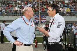 (L to R): Donald Mackenzie (GBR) CVC Capital Partners Managing Partner, Co Head of Global Investments with Toto Wolff (GER) Mercedes AMG F1 Shareholder and Executive Director on the grid. 19.04.2015. Formula 1 World Championship, Rd 4, Bahrain Grand Prix, Sakhir, Bahrain, Race Day.