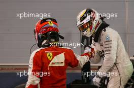 Kimi Raikkonen (FIN) Ferrari and Lewis Hamilton (GBR) Mercedes AMG F1  19.04.2015. Formula 1 World Championship, Rd 4, Bahrain Grand Prix, Sakhir, Bahrain, Race Day.