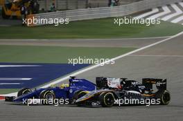 (L to R): Marcus Ericsson (SWE) Sauber C34 and Nico Hulkenberg (GER) Sahara Force India F1 VJM08 battle for position. 19.04.2015. Formula 1 World Championship, Rd 4, Bahrain Grand Prix, Sakhir, Bahrain, Race Day.