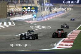 Nico Rosberg (GER), Mercedes AMG F1 Team and Fernando Alonso (ESP), McLaren Honda  19.04.2015. Formula 1 World Championship, Rd 4, Bahrain Grand Prix, Sakhir, Bahrain, Race Day.