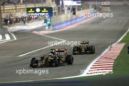 Romain Grosjean (FRA), Lotus F1 Team and Pastor Maldonado (VEN), Lotus F1 Team  19.04.2015. Formula 1 World Championship, Rd 4, Bahrain Grand Prix, Sakhir, Bahrain, Race Day.